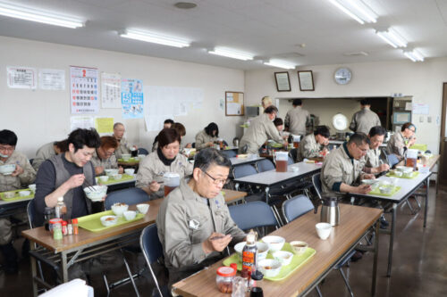 みんなで一緒に食堂で昼食。勤務後に入浴できる大浴場や社員寮もあります！